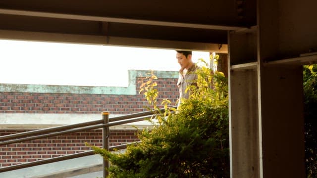 남자가 야외 경사로를 내려가는 모습