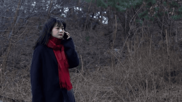 전화를 걸며 산 속을 걷는 여성