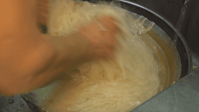 찬물에 면을 헹구는 장면