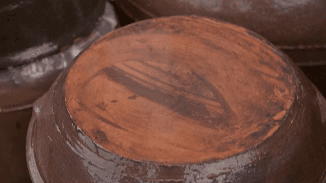 장독대 위로 떨어지는 빗방울