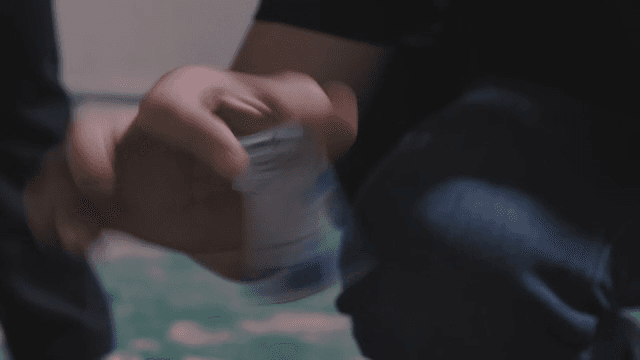 키트로 약물검사를 하는 손