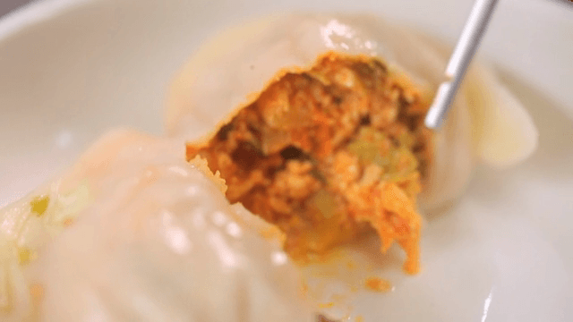 젓가락으로 자르는 만두