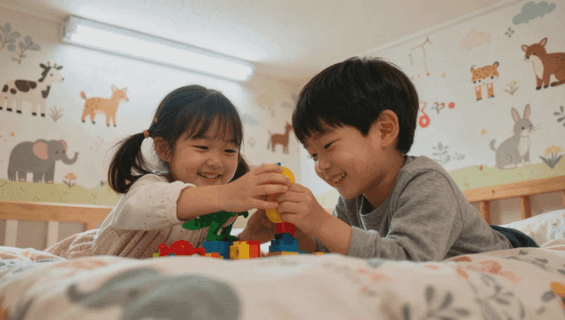 침대에서 장난감을 가지고 노는 아이들