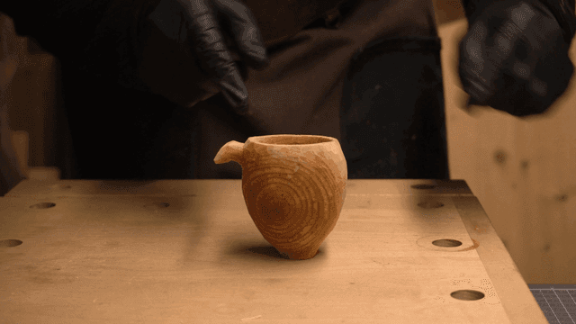 작업대 위의 수제 나무 컵