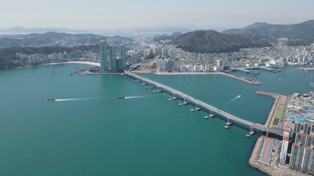 산과 바다가 보이는 광활한 도시 풍경