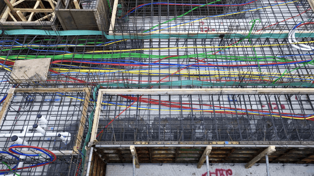 건설 현장의 다양한 색상의 케이블과 철근