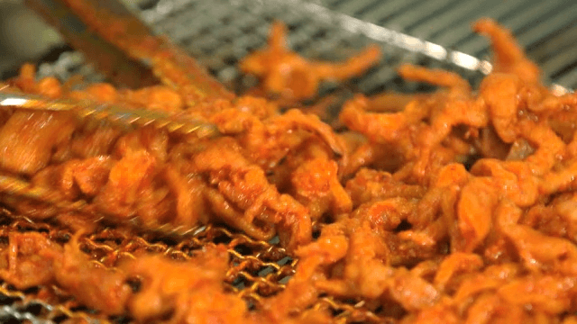 그릴에서 구워지는 불닭발