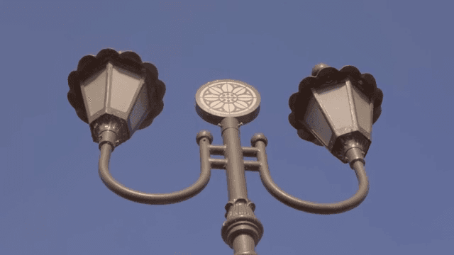 맑은 하늘을 배경으로 한 빈티지 가로등