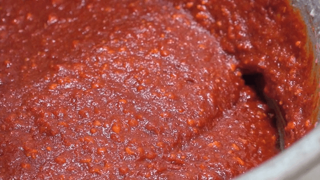 금속 그릇에 담긴 고추장