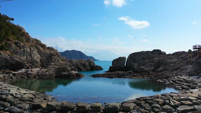 평온한 해안 경관과 바위 절벽