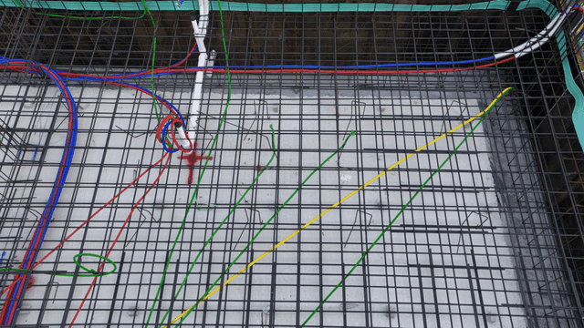 배선과 철근이 있는 건설 현장