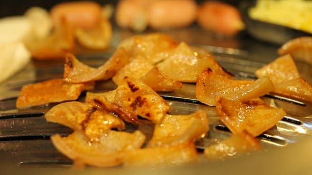 금속 그릴에 구워지는 돼지껍데기