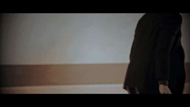 급하게 캐리어를 들고가는 사람