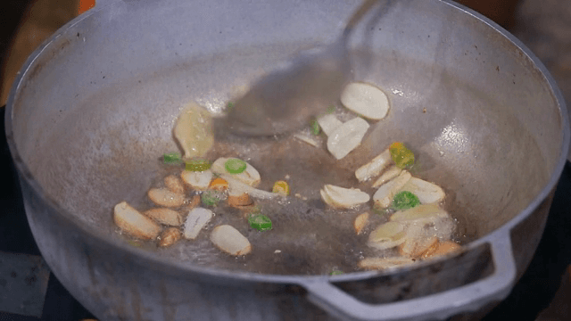 팬에서 재료를 튀기는 모습