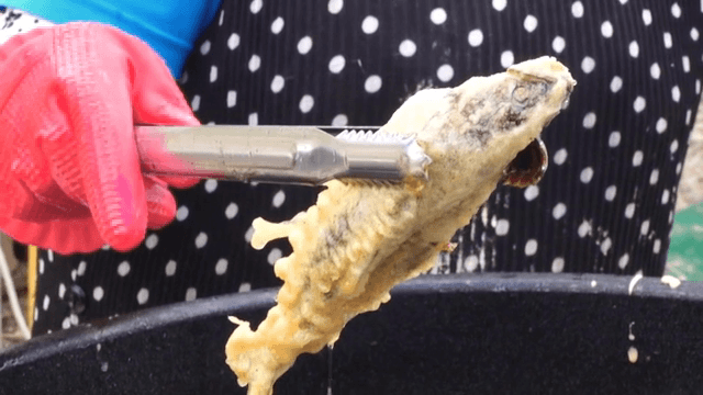 뜨거운 기름에서 건지는 튀긴 생선