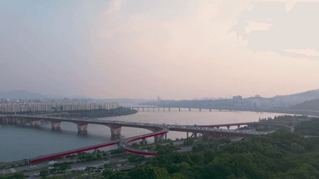 차들이 가득한 대교 교차로가 있는 한강