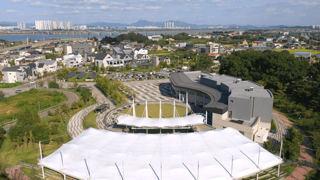 현대적인 건물과 녹지가 있는 도시 풍경