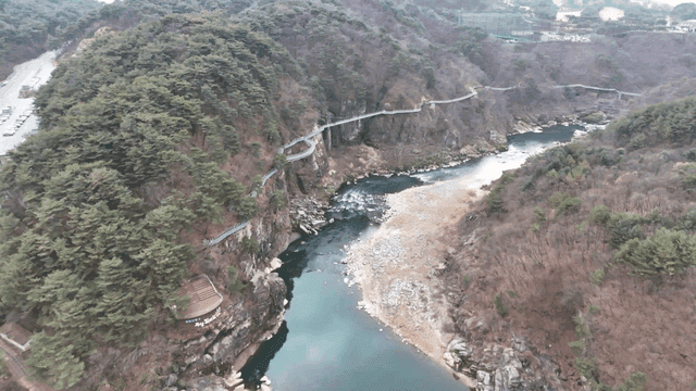 Scenic river flowing between cliffs
