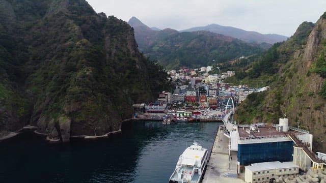 산악 지형에 자리잡은 해안 마을