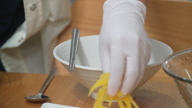 그릇에 준비되는 채썬 단무지