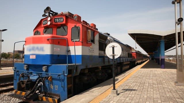 화창한 날 기차역 플랫폼에서 출발하는 기차