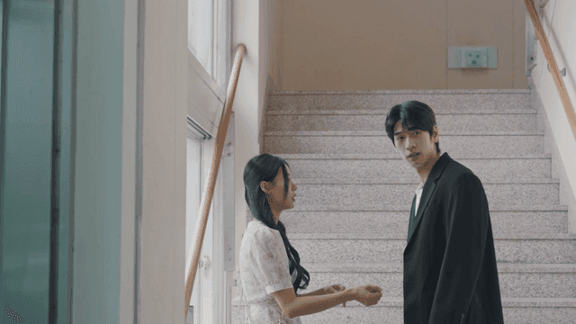 계단으로 여성을 끌고오는 남성