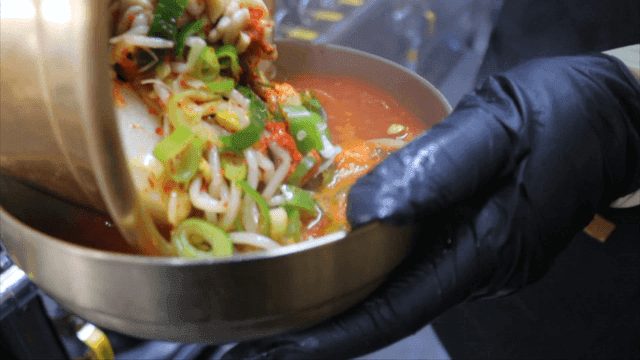 놋그릇에 담기는 매운 대구탕