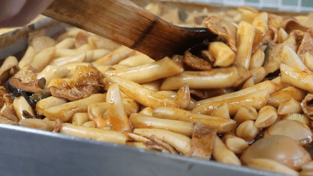 팬에서 조리되는 떡볶이