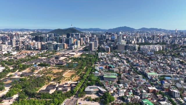 현대적인 고층 건물이 있는 번화한 도시