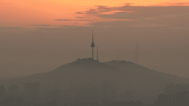 일몰에 타워가 있는 도시 스카이라인