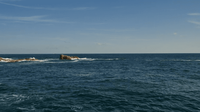 빨간색과 흰색 등대가 있는 해안 풍경