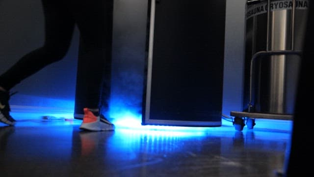 푸른 조명과 질소 증기를 뿜어내는 냉각기