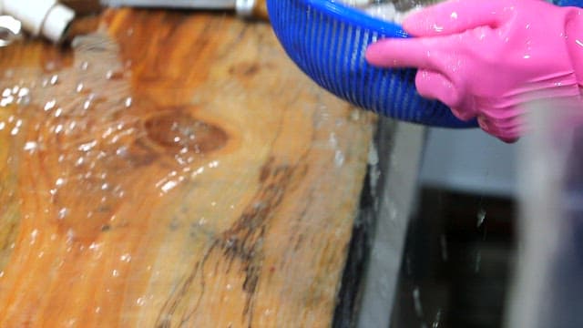 주방에서 신선하게 손질된 바다장어를 세척하는 모습