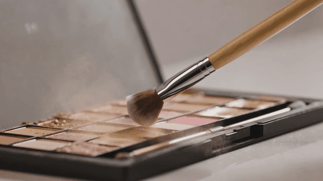 Makeup brush on an eyeshadow palette