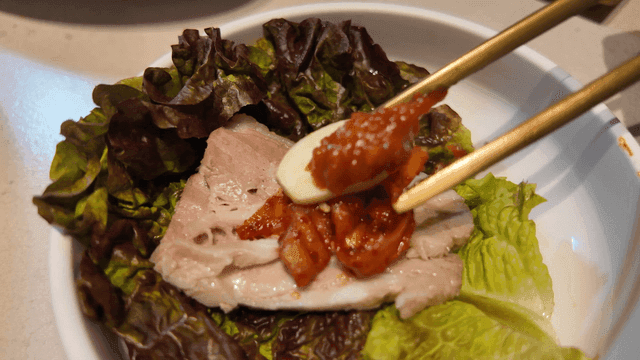 Boiled pork with kimchi and garlic