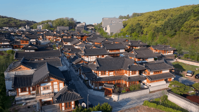 산 아래 평온한 전통 한옥 마을