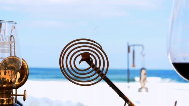 푸른 해변가를 배경으로 타고 있는 모기향