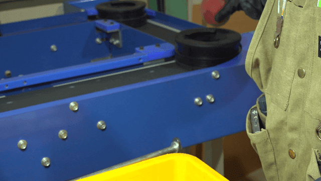 컨베이어 벨트에서 분류되는 복숭아