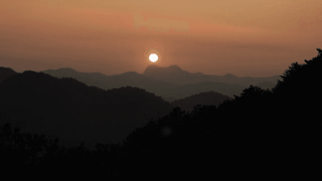 산맥 위로 지는 해