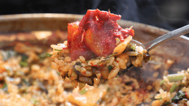 Stir-fried rice with spicy fermented gills and vegetables