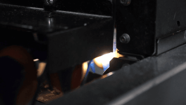 빠른 속도로 빛으로 달걀을 검사하는 공장 기계