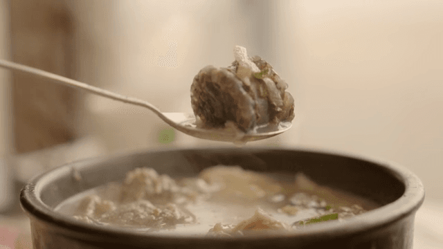 김이 모락모락 나는 뜨거운 순댓국