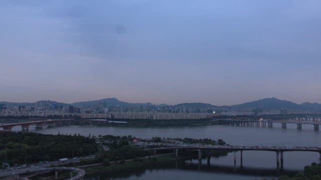 황혼에 다리가 있는 도시 풍경