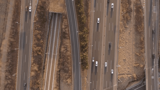 고속도로와 철도 교차로