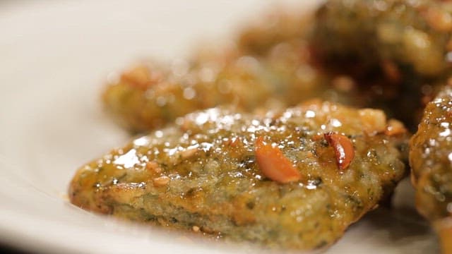 견과류와 시럽을 곁들인 밀랍떡으로 만든 강정