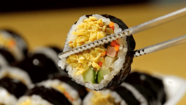 다양한 재료가 들어가있는 김밥