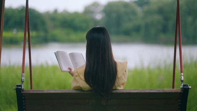 호숫가 공원에서 여유로운 독서