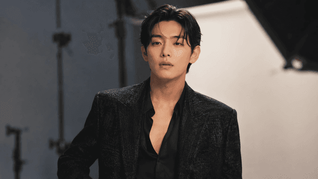 스타일리시한 검은 정장을 입은 남자 포즈