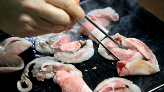 뜨거운 팬에 삼겹살 굽기