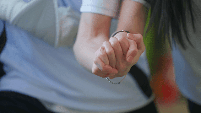 두 사람이 손을 꼭 잡고 있는 모습